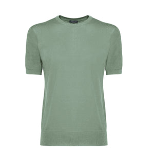 maglia uomo manica corta tinta unita verde militare collo tondo con stile sartoriale in tessuto 60% cotone biologico organico 40% seta pregiata lucente brillante prezioso pregiato Filatori su misura made in Italy still life