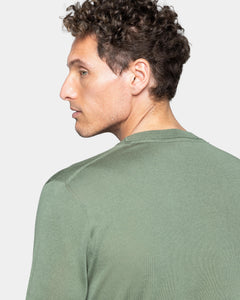 maglia uomo manica lunga tinta unita verde militare collo tondo con stile sartoriale in tessuto 60% cotone biologico organico 40% seta pregiata lucente brillante prezioso pregiato Filatori su misura made in Italy fronte wholegarment capo integrale dettaglio3