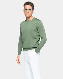 maglia uomo manica lunga tinta unita verde militare collo tondo con stile sartoriale in tessuto 60% cotone biologico organico 40% seta pregiata lucente brillante prezioso pregiato Filatori su misura made in Italy fronte wholegarment capo integrale laterale