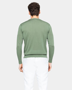 maglia uomo manica lunga tinta unita verde militare collo tondo con stile sartoriale in tessuto 60% cotone biologico organico 40% seta pregiata lucente brillante prezioso pregiato Filatori su misura made in Italy fronte wholegarment capo integrale retro